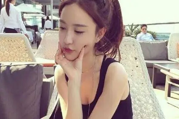 颜宸电子商务发生工商变更，网络主播朱宸慧退出法定代表人，由苏超然接替