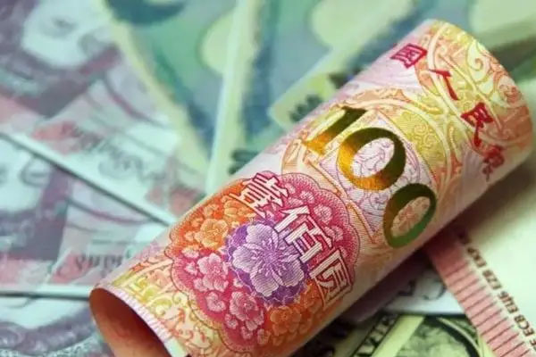 人民币汇率出现一轮快速贬值，汇率收盘报6.7967元