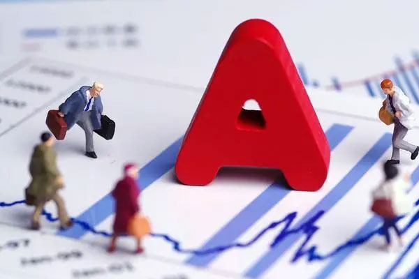 A股市场震荡调整，上证指数累计微微上涨0.74%