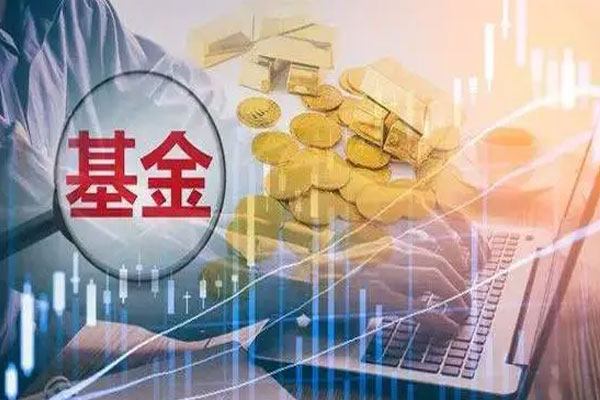 上银新能源产业精选发布公告称，远低于同类同期平均业绩