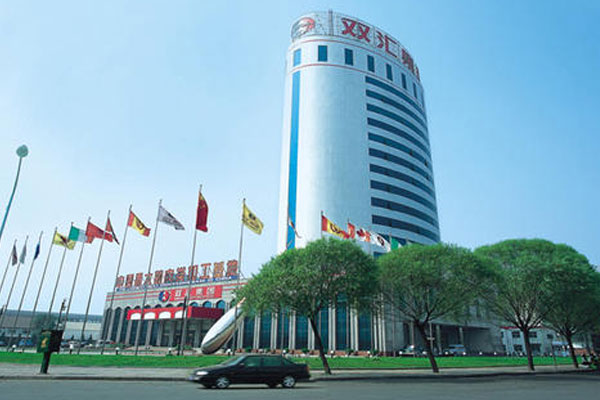双汇发展上游养殖规模不大，营业利润逐年亏损