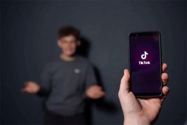 特拉普准备TikTok，美国年轻人集体反击升级报复