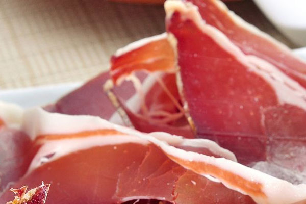 猪肉价格今年以来持续下跌，跌至历史低位附近