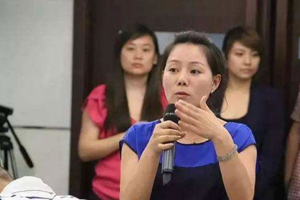 海底捞发布人事任命公告，“最牛服务员”杨利娟上任CEO